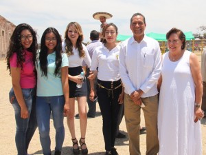 con alumnas y rectora de Campus