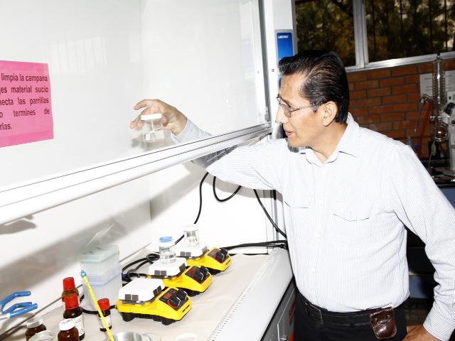 Dr. David Contreras en laboratorio