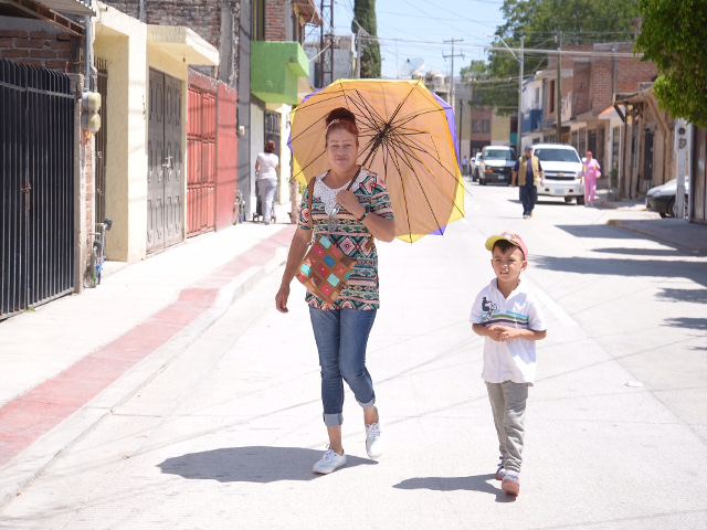 Más familias mejoran su calidad de vida con la pavimentación de calles en León (2)