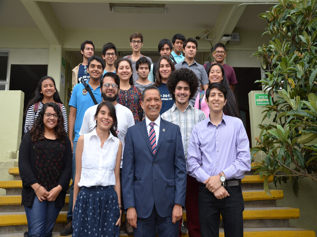 Rector General de la UG con estudiantes de matemáticas    (4)