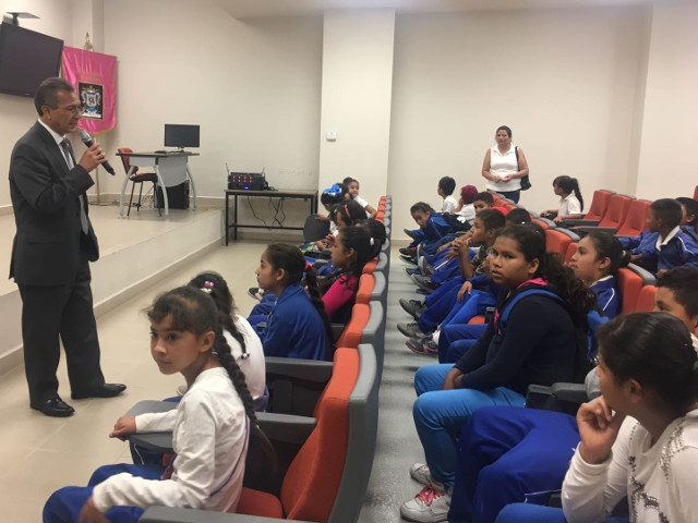 bienvenida a estudiantes de primaria rural