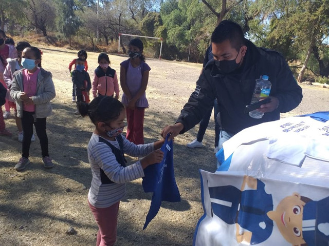niños juguetes belicos