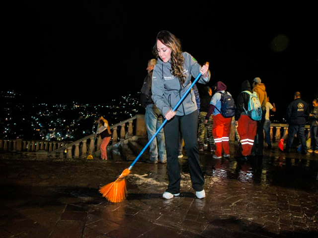 samantha limpia pipila