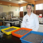 Académica en su laboratorio