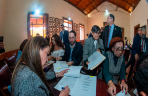 Refrenda Samantha Smith su respaldo al gremio notarial en su día