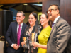 Alejandro Navarro llama a la unidad del PAN para seguir defendiendo a Guanajuato y a México León, Gto., a 12 de mayo de 2026.- Al presentar su libro Sin Miedo y Sin Permiso, Alejandro Navarro afirmó que Acción Nacional debe mantenerse unido, fuerte y cercano a la gente para enfrentar los retos que vienen y seguir cuidando a Guanajuato. Ante invitados del ámbito político, empresarial, editorial y de medios de comunicación, Navarro señaló que su libro va más allá de una memoria personal: es una reflexión sobre una forma de gobernar basada en dar la cara, escuchar a la ciudadanía, estar en la calle y tomar decisiones bajo presión. “Más que un libro, es una forma de gobernar: estar cerca, escuchar, resolver y no esconderse cuando las cosas se ponen difíciles”, expresó. El ex Presidente Municipal de Guanajuato Capital sostuvo que el PAN debe evolucionar sin perder su esencia, con liderazgos capaces de conectar con la gente, defender las libertades y responder con carácter ante los desafíos del país. “Los panistas debemos estar unidos para lo que viene. Defender a México y defender a Guanajuato exige carácter, cercanía y sentido de equipo”, afirmó. Navarro planteó que el nuevo PAN hoy es un partido que escucha más, camina más con la ciudadanía y entiende los nuevos tiempos, sin renunciar a sus principios. “Guanajuato necesita un PAN fuerte, unido y cercano; un PAN preparado para seguir cuidando a su gente”, señaló. Durante la presentación, destacó que Sin Miedo y Sin Permiso recoge aprendizajes de seis años de gobierno, decisiones difíciles, crisis, aciertos, errores y momentos que marcaron su estilo político. Finalmente, Alejandro Navarro aseguró que esta obra busca abrir una conversación sobre liderazgo, unidad y futuro. “No debemos dejar de defender a México. No debemos dejar de defender a Guanajuato. Y para eso necesitamos un PAN unido, moderno y cercano a la gente”, concluyó.