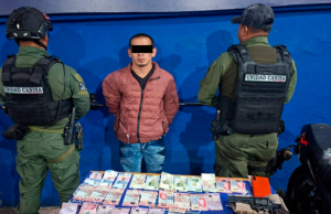 Policía Municipal de Guanajuato detiene a hombre con arma de fuego, presunta droga y dinero en efectivo