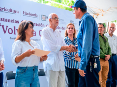 Navarro y Columba López entregan constancias de liberación de adeudos a productores de Nayarit