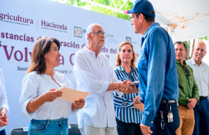 Navarro y Columba López entregan constancias de liberación de adeudos a productores de Nayarit