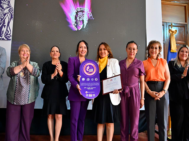 MANOS VIOLETAS