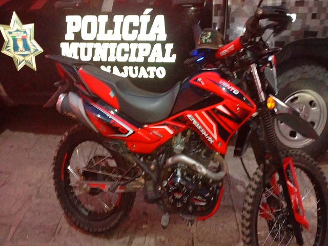 DETENIDOS CON MOTO Y ARMAS