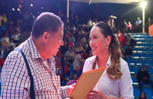 Más de cien familias recibieron las escrituras de sus hogares de manos de la presidenta municipal Samantha Smith