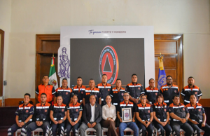 Reconoce Samantha Smith labor de Protección Civil y entrega nuevos uniformes a su personal
