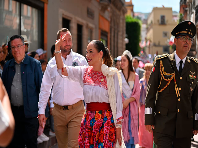 SAMANTHA DESFILE