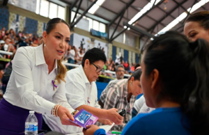 ¡Compromiso cumplido! Entrega Samantha Smith la Tarjeta Violeta 2026